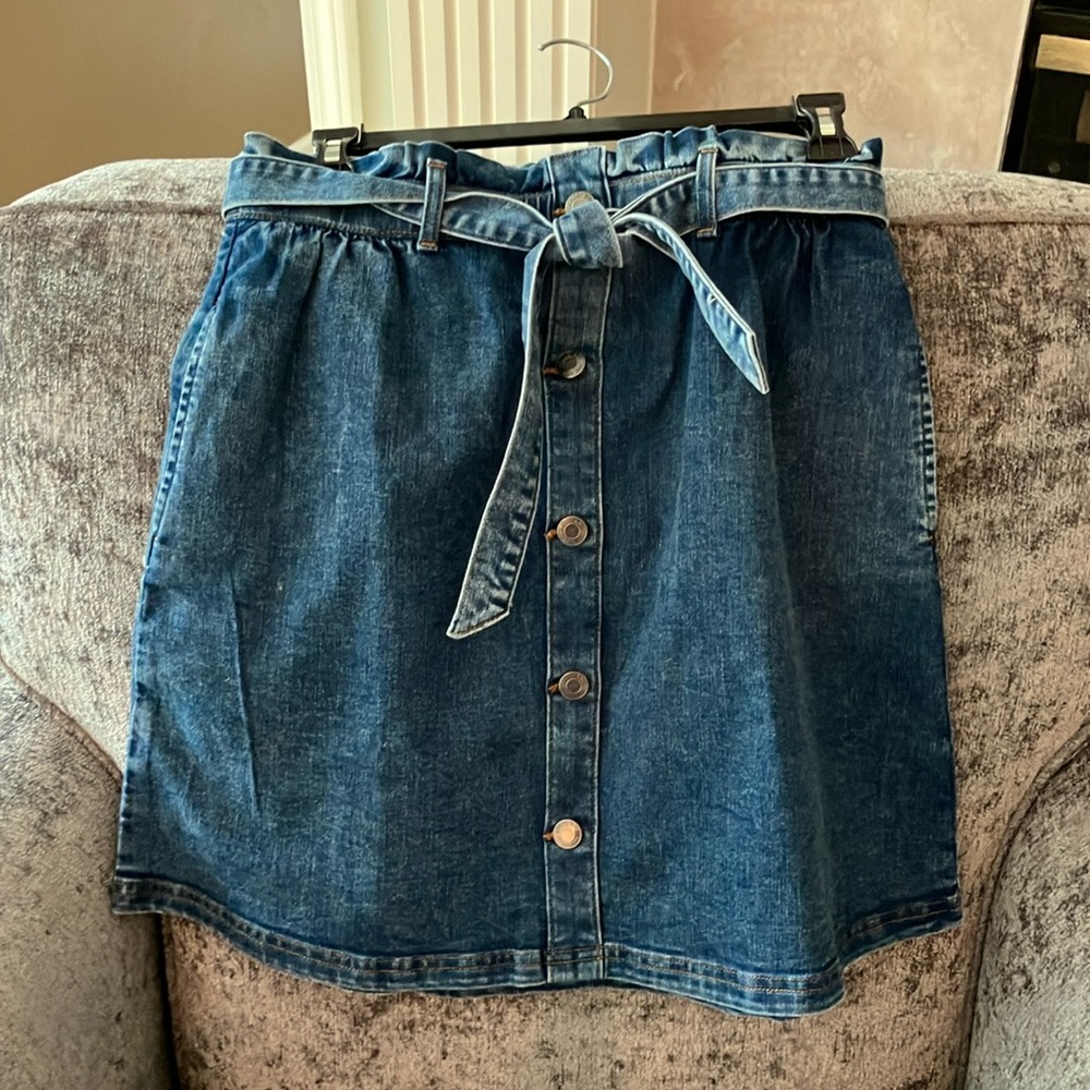 Lands End denim skirt with belt, girls size 16–NEVER WORN.